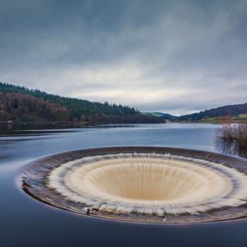 La phot’eau insolite de la semaine : « Ladybower reservoir plug hole, UK »