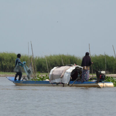 Jean-Philippe Venot - Pêcheurs Cham dans le haut delta du Mékong au Cambodge -  
Haut delta du Mékong (Cambodge), 2019 - Les Cham sont une minorité musulmane que l'on retrouve dans le sud du Cambodge, notamment dans le haut delta du Mékong. Ce sont essentiellement des familles de pêcheurs et une grande partie d'entre eux vivent sur de petites embarcations à l'année. Ils se déplacent de zone de pêche en zone de pêche, en fonction des saisons et des dynamiques hydrologiques. Les plaines inondables du haut delta du Mékong, qui restent inondées de long mois, jouent un rôle central pour subvenir aux besoins de ces populations. Du fait des changements du régime hydrologique du fleuve et de la conversion de zones de forêt inondées en terres agricoles, les communautés Cham sont progressivement « repoussées » vers les marges de ces plaines inondables dont la productivité piscicole ne cesse de réduire. Leur vulnérabilité s'accroit donc mais jusqu'à quand ?