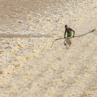 André Benamour - Pêche à l’épuisette sur le fleuve Niger -
Fleuve Niger (Niger), 2007 - Autre technique de pêche artisanale, la pêche à l’épuisette, pratiquée au fil de l’eau, bien adaptée aux eaux troubles, comme ici sur le fleuve Niger en saison des pluies. C’est toujours une technique individuelle.
