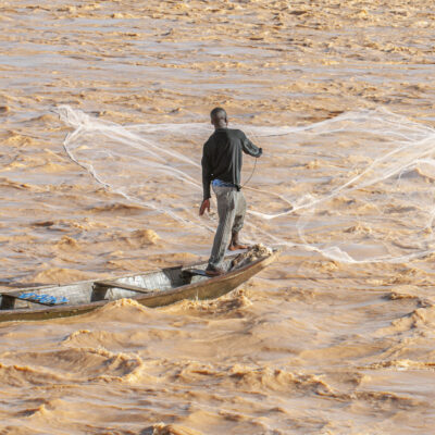 André Benamour - Filet déployé -
Fleuve Niger (Niger), 2008 - L’épervier est un filet de forme conique, lesté de plombs sur sa périphérie, qui se lance à la main, se déploie et en retombant rapidement emprisonne le poisson sur le fond des lacs ou des rivières. L’utilisation d’une pirogue permet de changer rapidement d’emplacement.