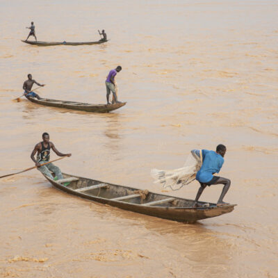 André Benamour - Pêche à l’épervier -
Fleuve Niger (Niger), 2009 - Les pêcheurs à l’épervier peuvent être très nombreux sur un même plan d’eau, jusqu’à plusieurs dizaines de pirogues, après chaque lancer, la pirogue se déplace pour une nouvelle tentative.
